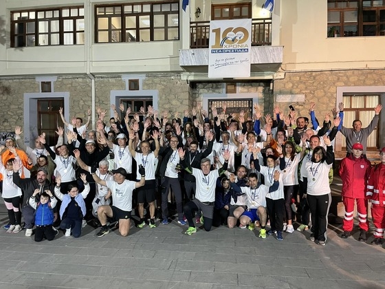 Οι δρομείς μπροστά από το Δημαρχείο της Ορεστιάδας (φωτ: Βασίλης Μαυρίδης)